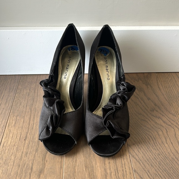 Black satin ruffle heels - Picture 3 of 3